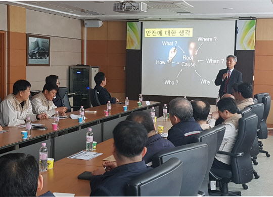 쌍용자동차가 지난 9일 회사 평택공장에서 안전보건공단과 산업재해 없는 안심 일터를 조성하기 위해  사내 협력업체를 대상으로 산업재해 예방 교육과 간담회를 진행했다. 이번 교육은 지난 1월 1일부터 시행된 원·하청 산업재해 통합관리제도의 안정적 정착을 목적으로, 제도의 운영방안과 목적, 산업재해 예방과 안전보건문화 조성에 대해 공유하기 위해 마련됐다. 배계완 안전보건공단 경기지사장(사진 뒤)이 산업재해 예방교육을 하고 있다. <쌍용자동차 제공>